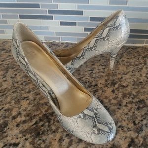 3/25.00 Snake Print Heels
